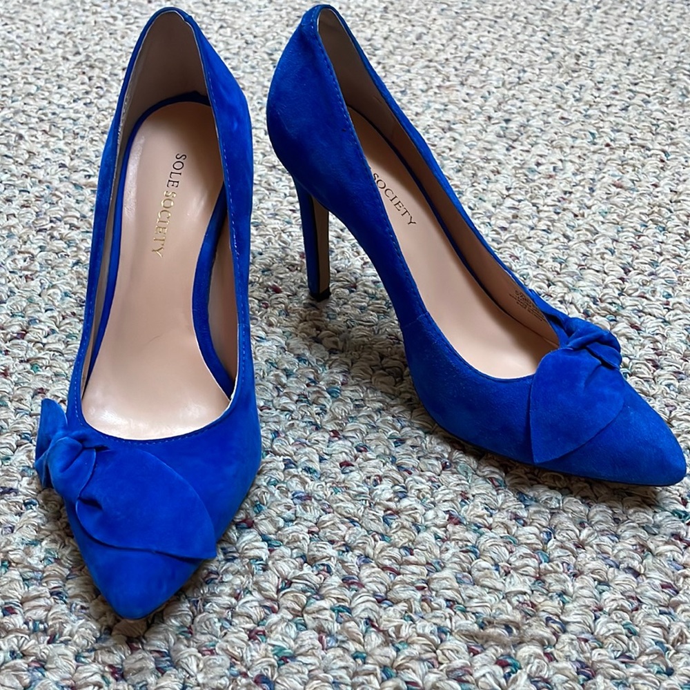 Blue suede pumps